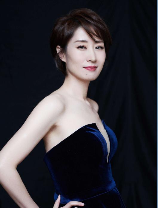 她被称小巩俐，30岁嫁豪门日子却不好过，37岁离婚反活得光芒万丈