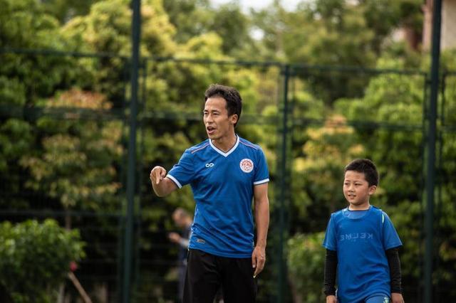 足球基本战术配合方法都有哪些,足球队员基础差用什么战术