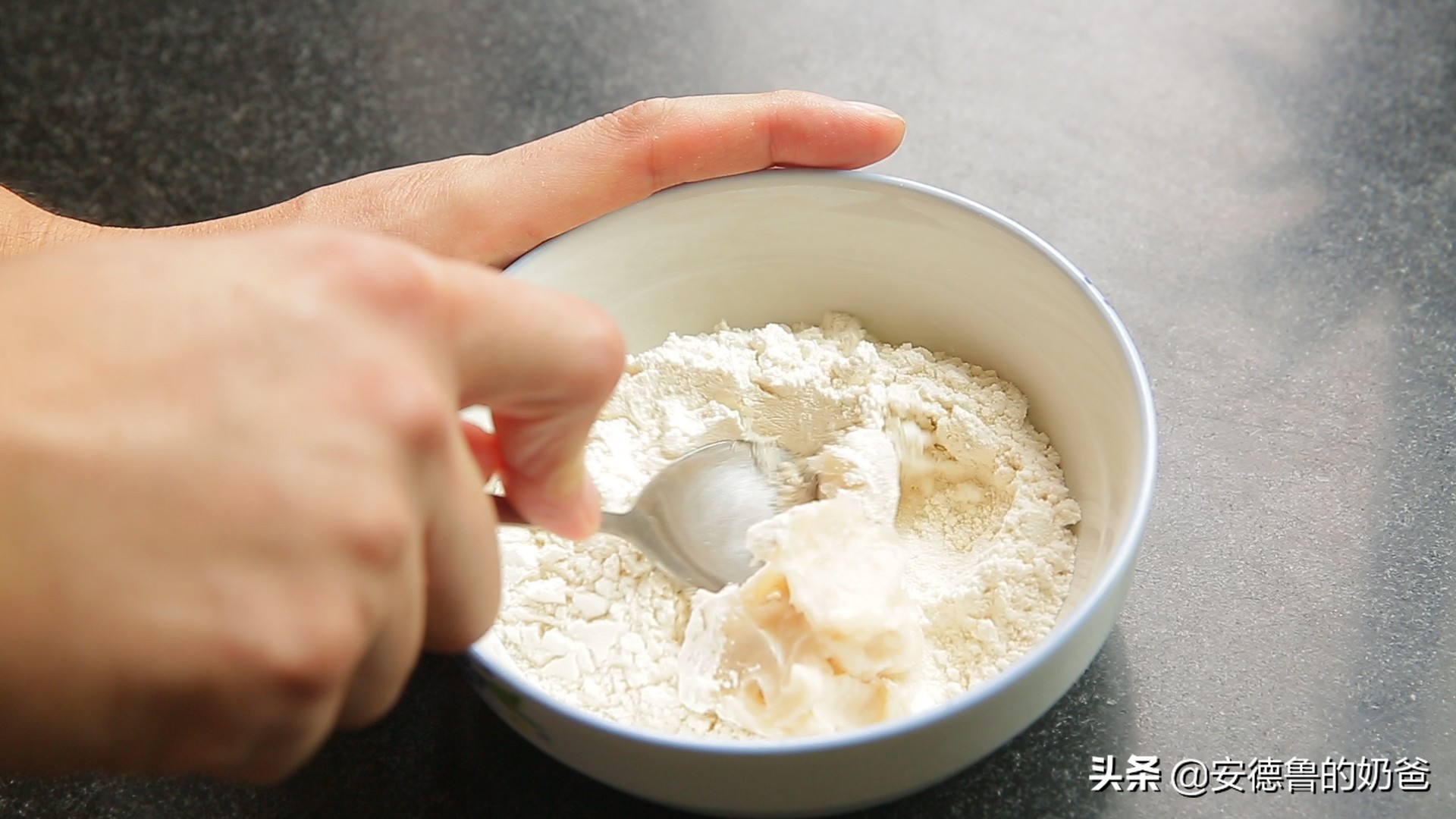 奶爸分享肉酥饼脆的掉渣色泽油亮馅料咸鲜的香气一下散发出来