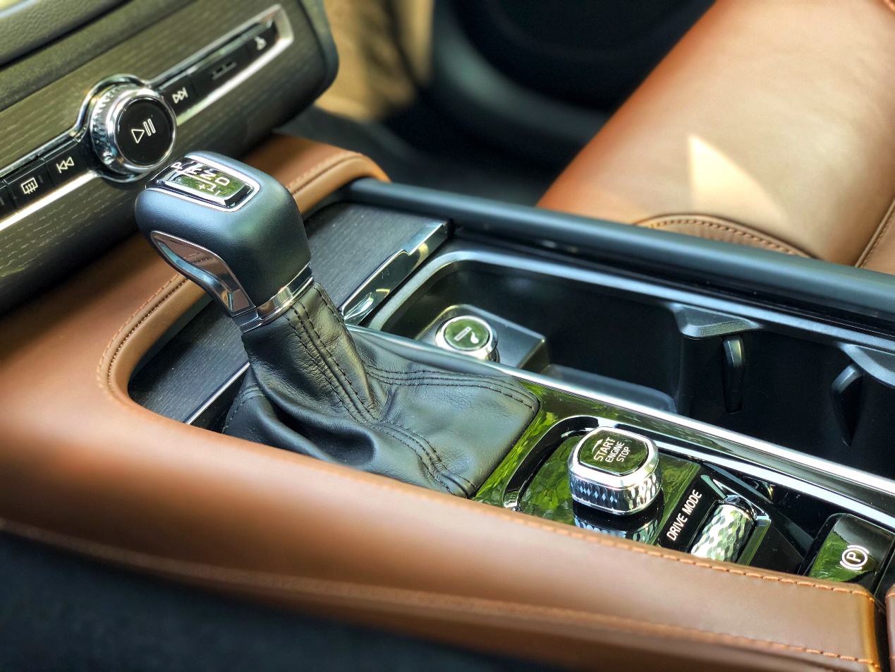 沃尔沃xc90七座高科技安全配置,沃尔沃xc90与s90哪个更安全