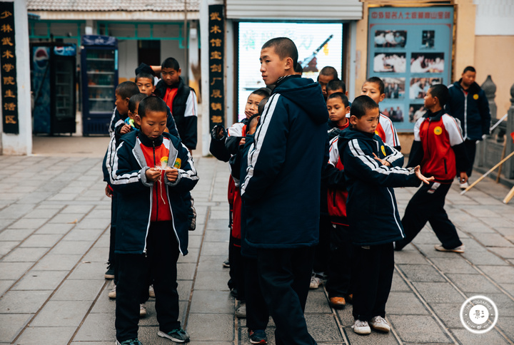 河南嵩山少林寺武校全景,有个很小的孩子在少林寺学武术