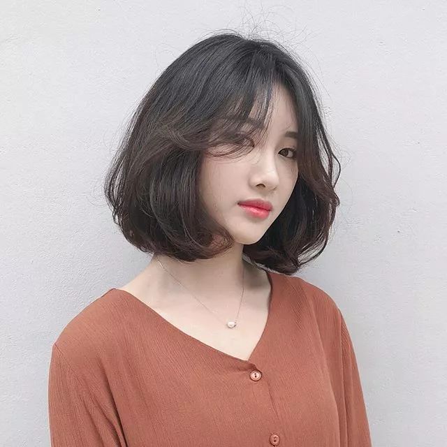 超短齐刘海短发发型,适合长脸齐耳短发最新发型