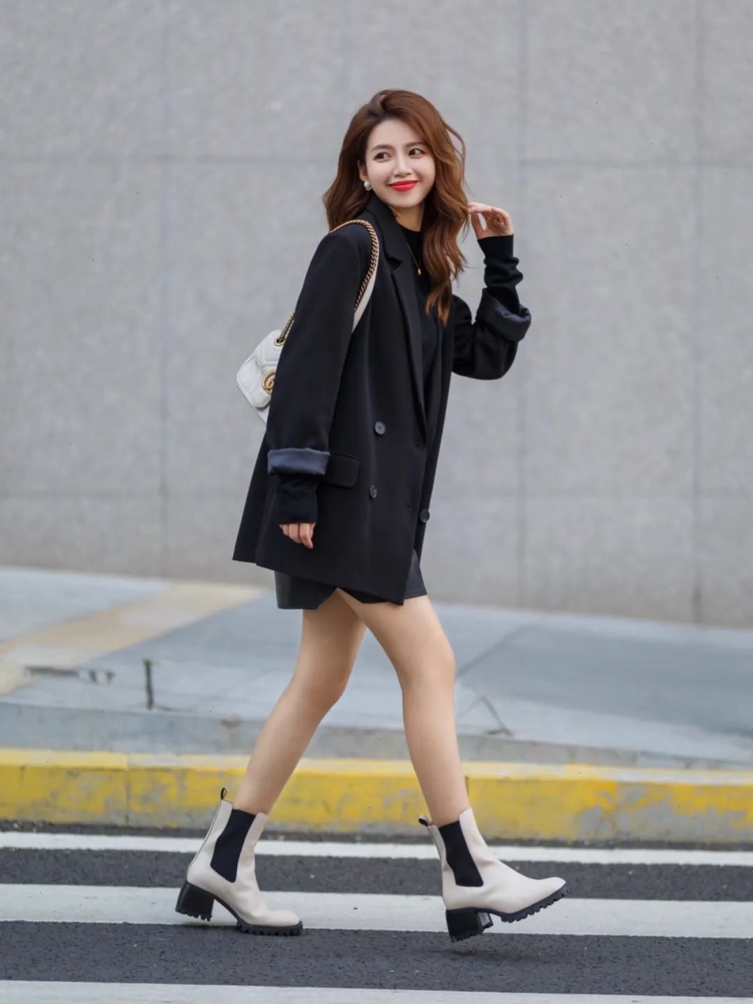 矮个子必备鞋最新款马丁靴,今年最火的中筒靴粗腿圆头马丁靴