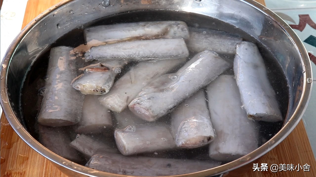 如何炸带鱼外酥里软好吃,过年必不可少的炸带鱼