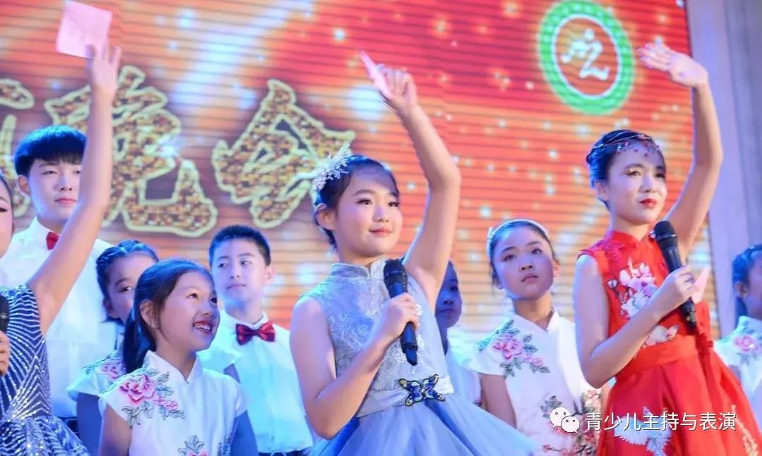 华艺口才课堂主持人服装,冬季口才主持考级服装搭配