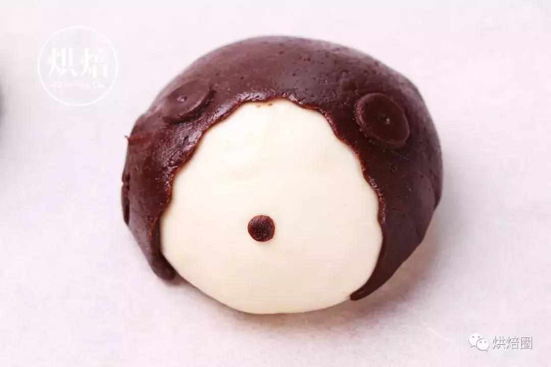 像这样把饼干皮覆在面包上就能烤出一大波孩子都爱的刺猬面包~