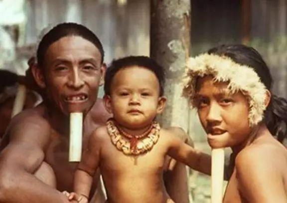 下巴上插木棍的原始部落,原始部落舌头穿木棍