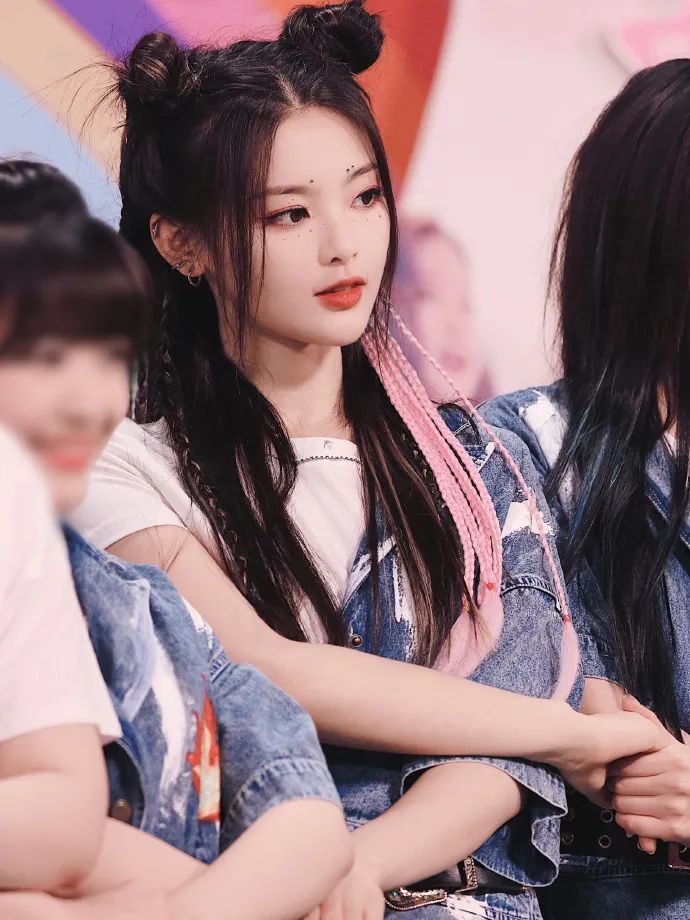 杨超越双麻花辫发带,杨超越同款双麻花辫服饰搭配