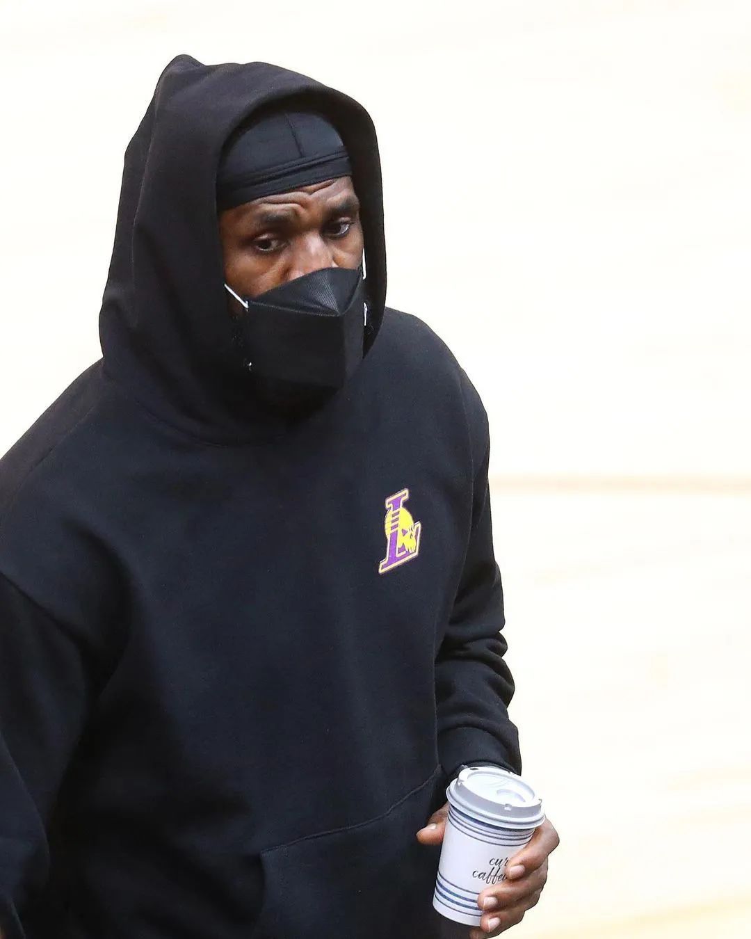 心疼！詹姆斯穿上厚重的护靴！湖人放弃场均5.4分3.2板中锋