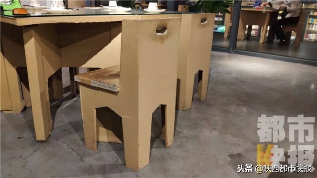 用废弃纸箱造出一座餐厅纸做的单人椅子能承担300斤以内的顾客