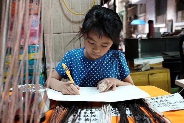 小学生因名字走红连名带姓共两笔,小学生因姓名笔画少走红