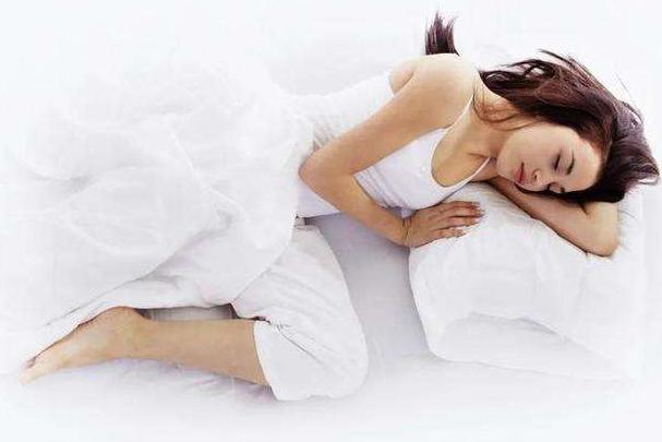 女人睡觉双脚缩起来是什么原因,女生晚上睡觉失眠要怎么调整