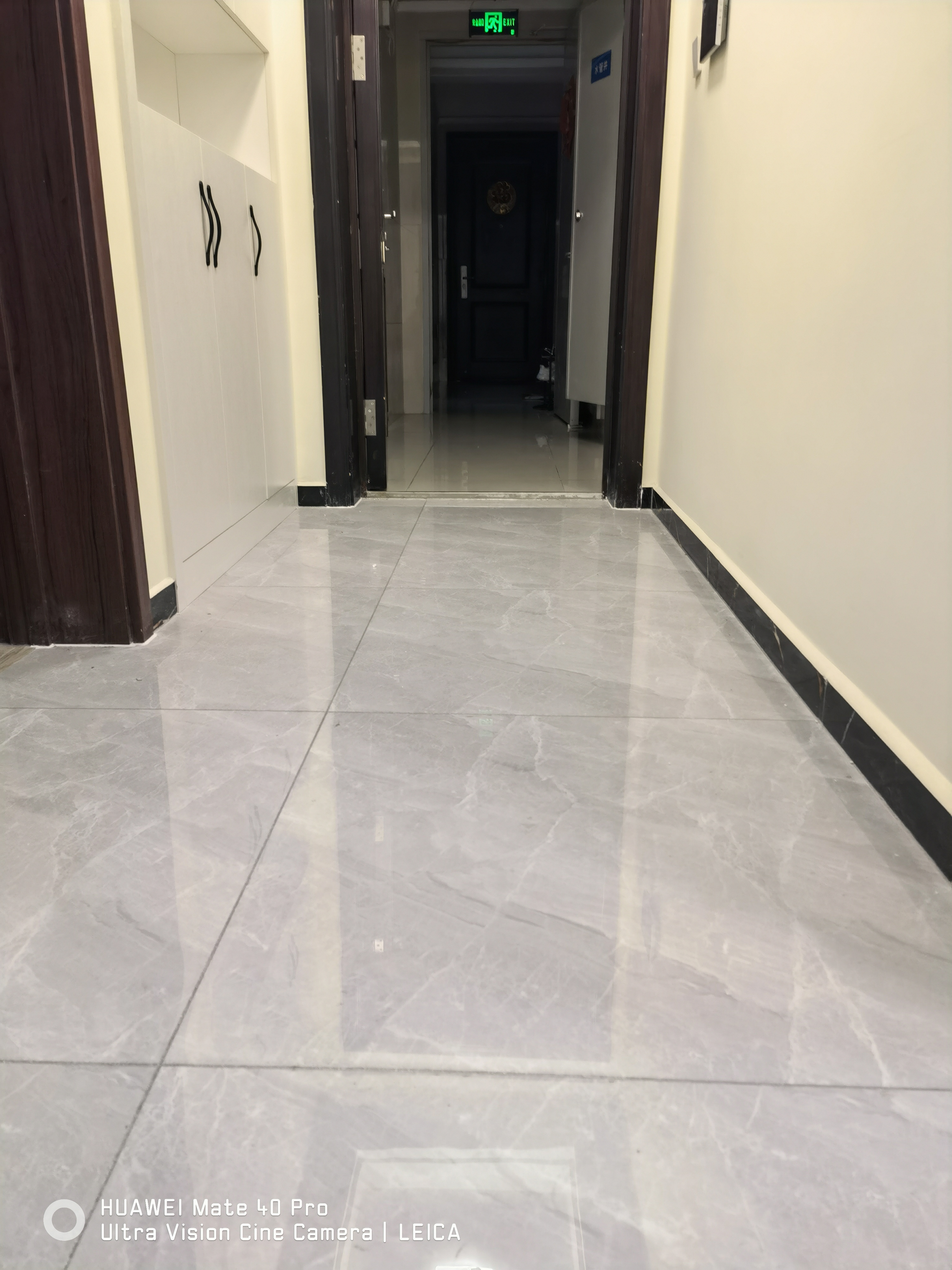 客厅高级灰地砖用什么颜色墙布,客厅耐脏防滑地砖怎么选