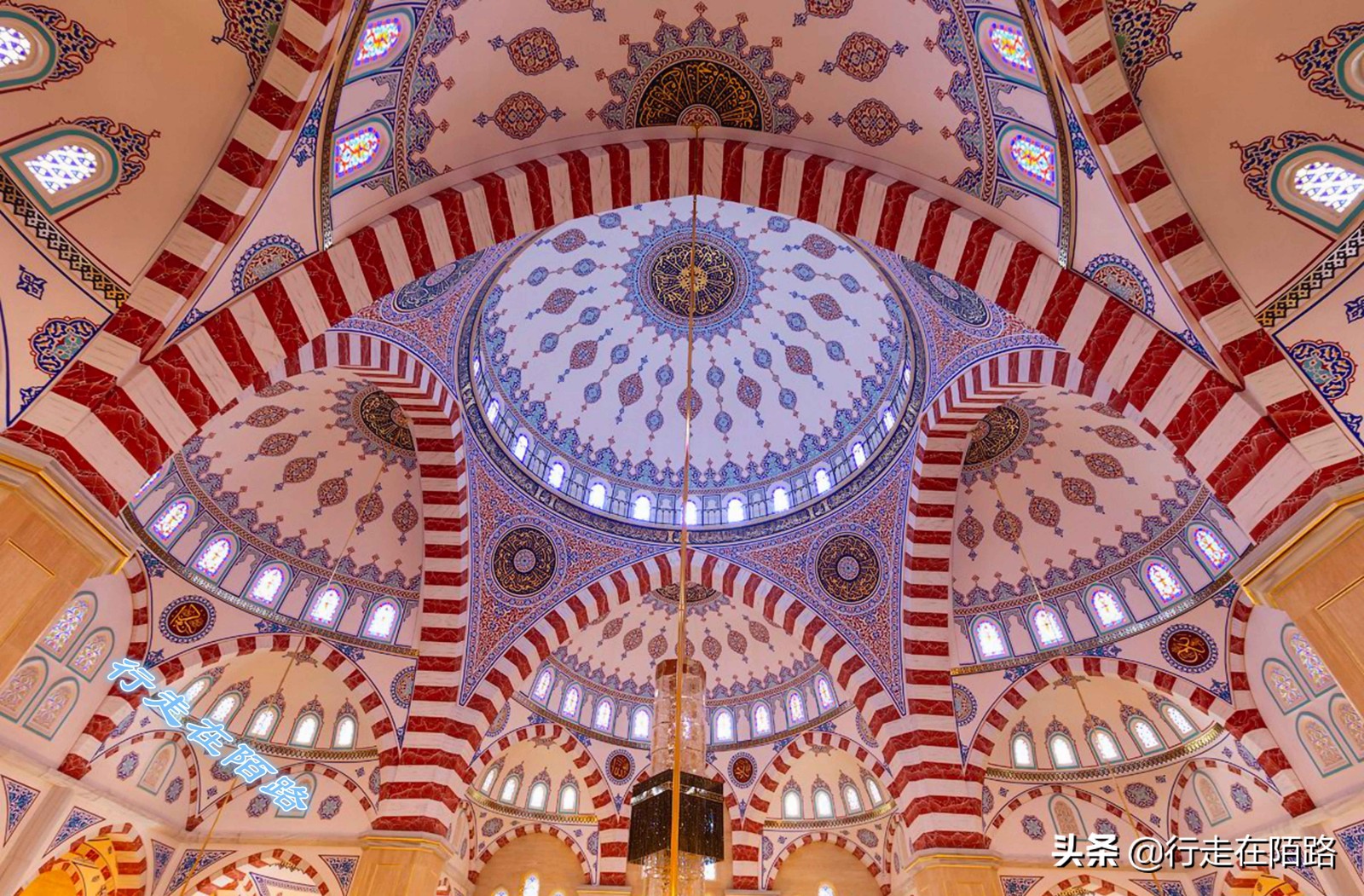 世俗化的车臣穆斯林：不戴头巾还能喝酒，交警都要配AK47