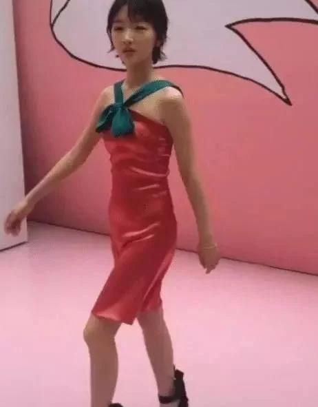 周冬雨早期和现在的腿,周冬雨以前腿和现在腿的对比照