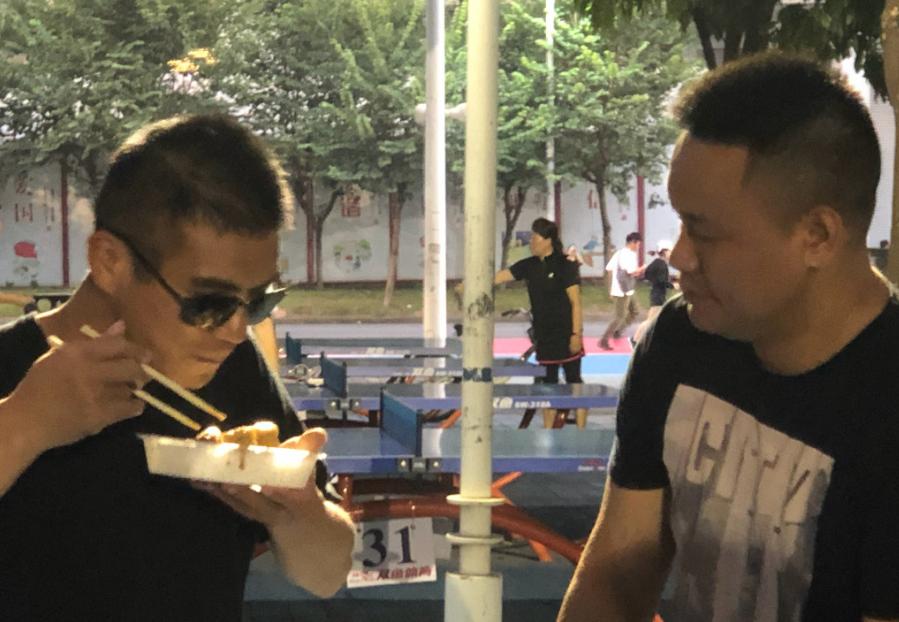 国足集训迎特殊球迷，双目失明带红旗求全体签名，他这是为了什么