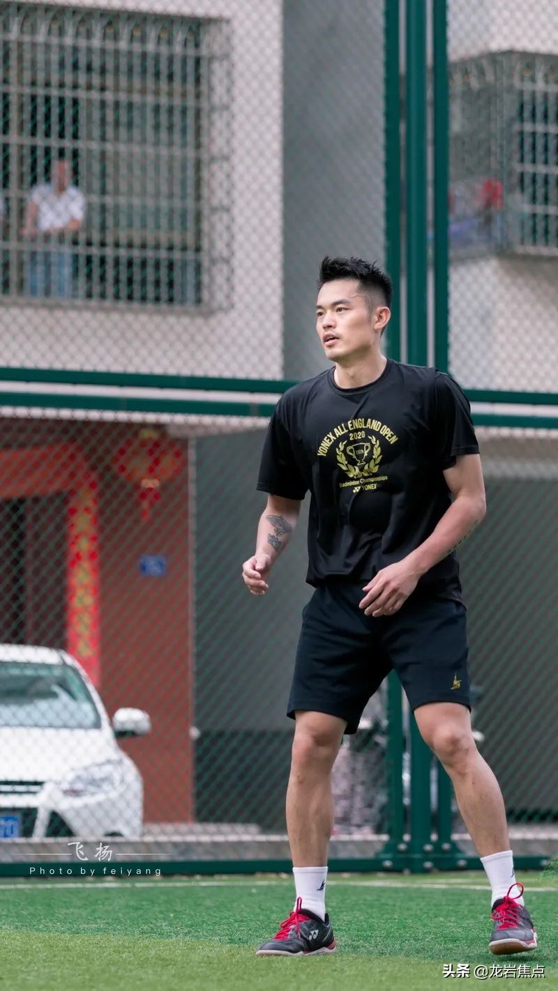 林丹脚踢球,林丹回到球场赢了