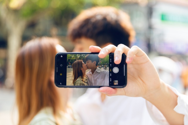 “借我的20万块钱买房，为什么与别的女人同住”“因为你傻呀”