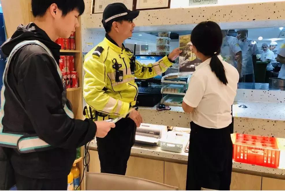 铁骑“快闪”查酒驾，昨晚17只“醉猫”落网！今晚免费“送代驾”！