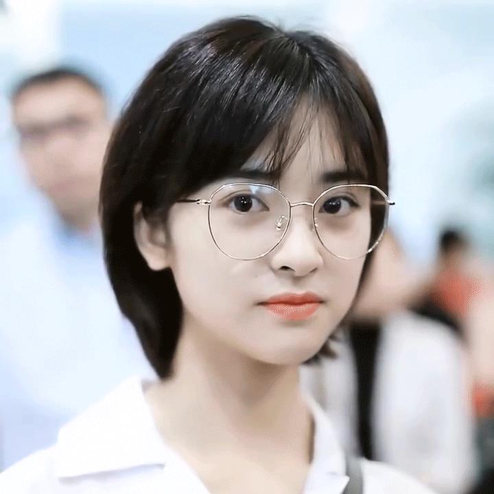 大脸女孩披头散发怎么显脸小,披头散发的简单辫子显脸小