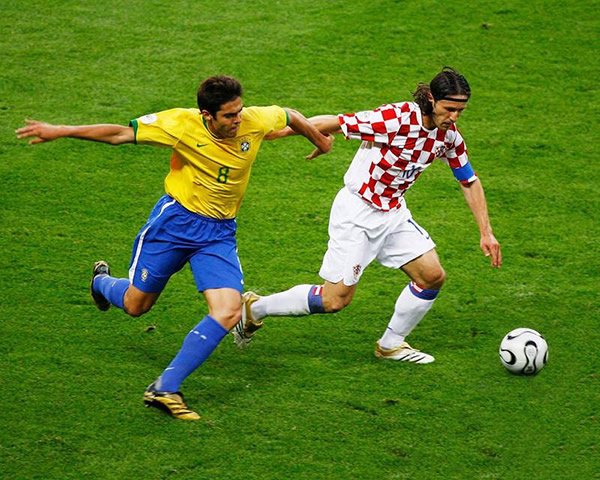 用什么成语来形容足球之多,用一个成语来形容足球比赛的精彩