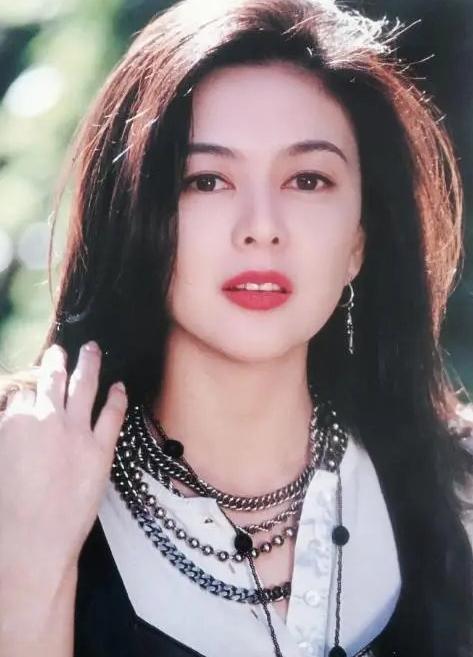 李嘉欣关之琳两位美人,关之琳跟李嘉欣是同一届港姐吗