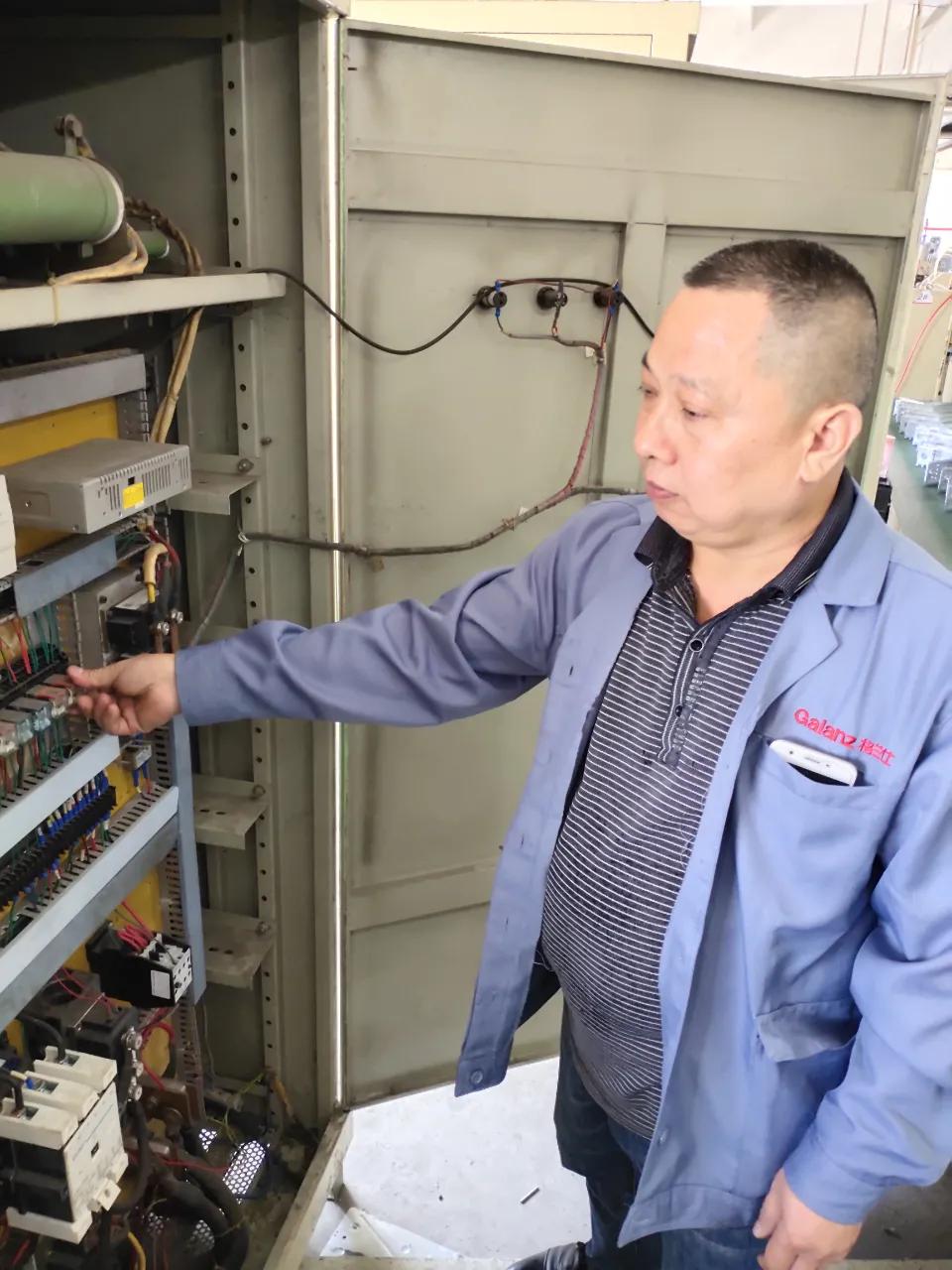 电工大叔跳舞,电工大叔