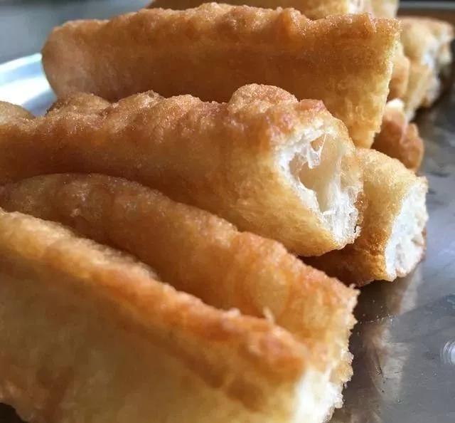 油条的做法和配方最简单,油条的家庭做法和配方的全过程