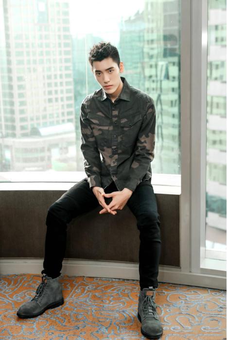 王子异银发白衣造型照片,王子异时尚穿搭