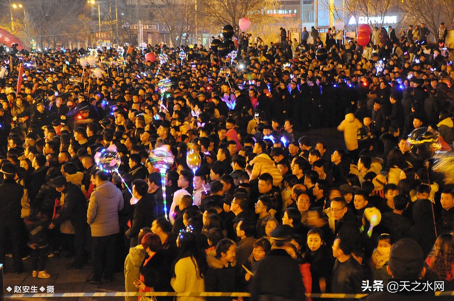 甘肃天水数万民众“上九朝观”祈福纳祥争烧头柱香！（组图）