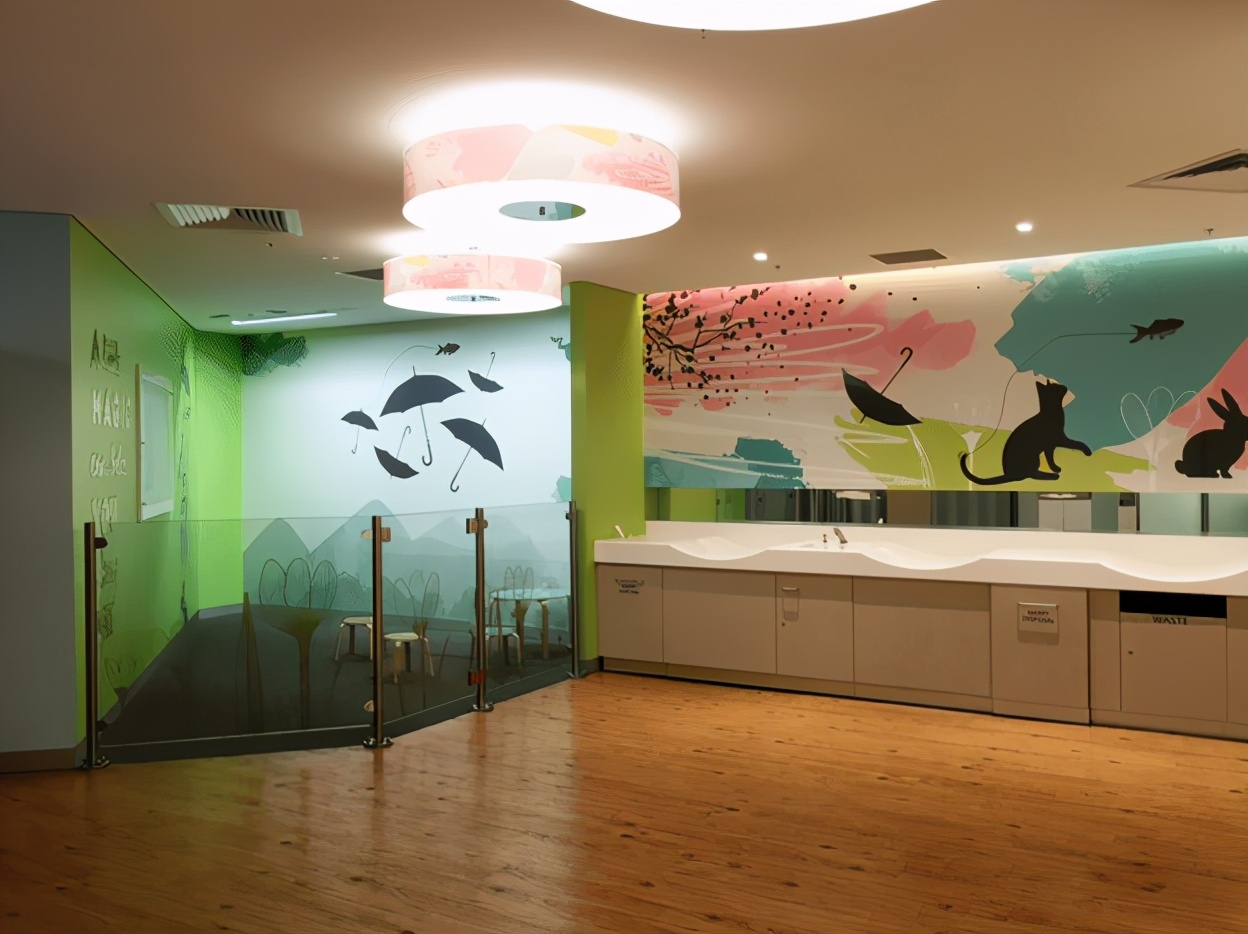 带儿子进女厕被指责,带儿子进女厕所遭指责