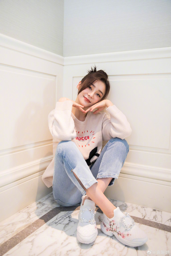 袁姗姗出门真壕气，穿5990夹克挎22350粉包，33岁依旧少女感十足
