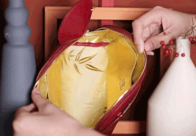 鼠年的女人买什么色的包包好,大牌鼠年限量款包包