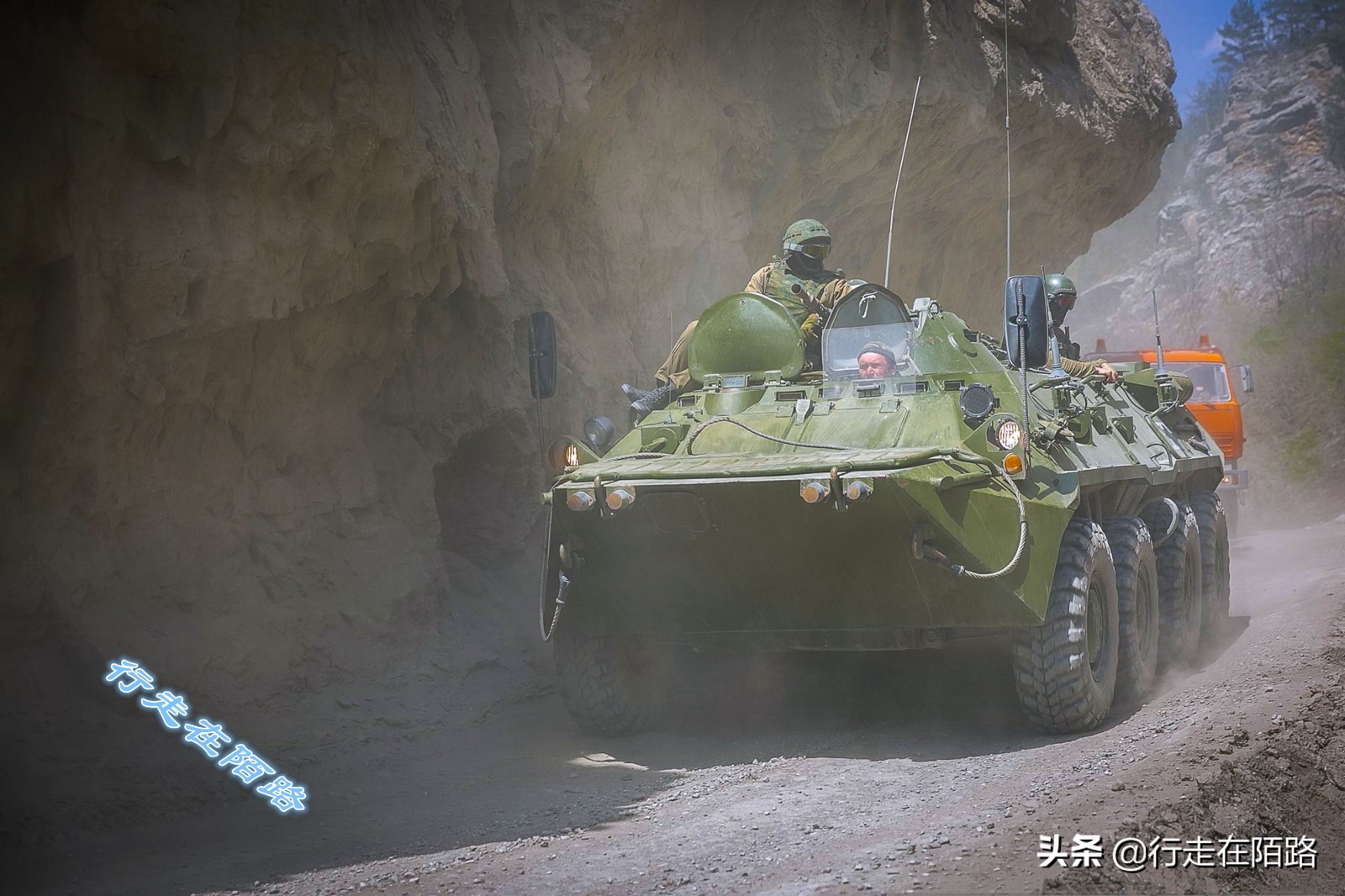 世俗化的车臣穆斯林：不戴头巾还能喝酒，交警都要配AK47