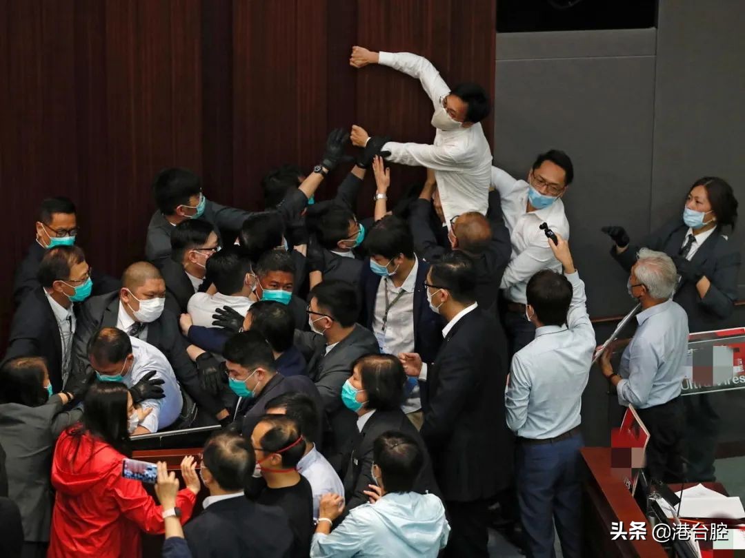 一场不得人心的闹剧,一场闹剧已经无法收场