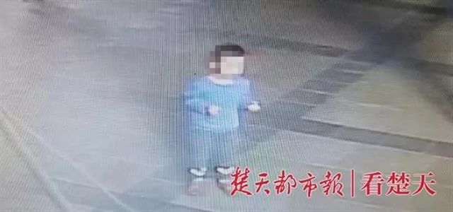 3岁男孩外出游玩时失踪20余小时,男孩家门口玩耍离奇失踪