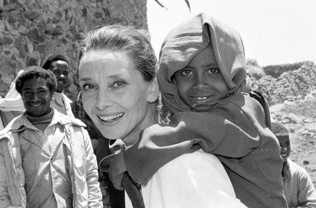 法令纹真的难看吗？奥黛丽赫本的法令纹这么迷人！你也可以做到