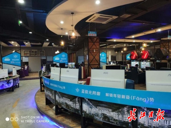 换证！助力武汉125家网吧早日复工，积极为业主更换到期的食品经营许可证