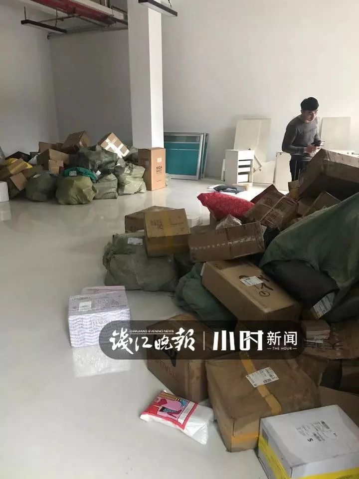 快递小哥面临的困境,快递小哥派件凌晨3点