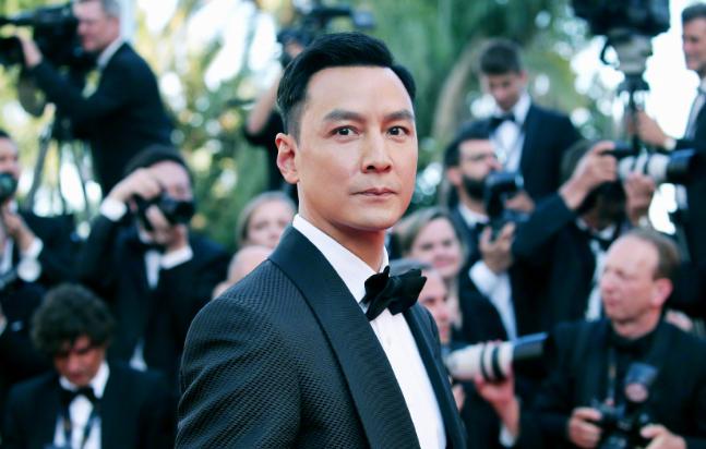 九旬老妇被掌掴并点火，吴彦祖悬赏十万追凶，高素质男神养成记