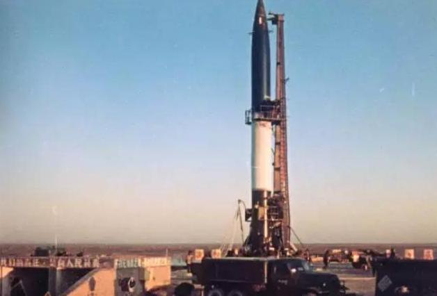 中国第一枚导弹在哪一年发射成功,1962年发射第一颗导弹的图片