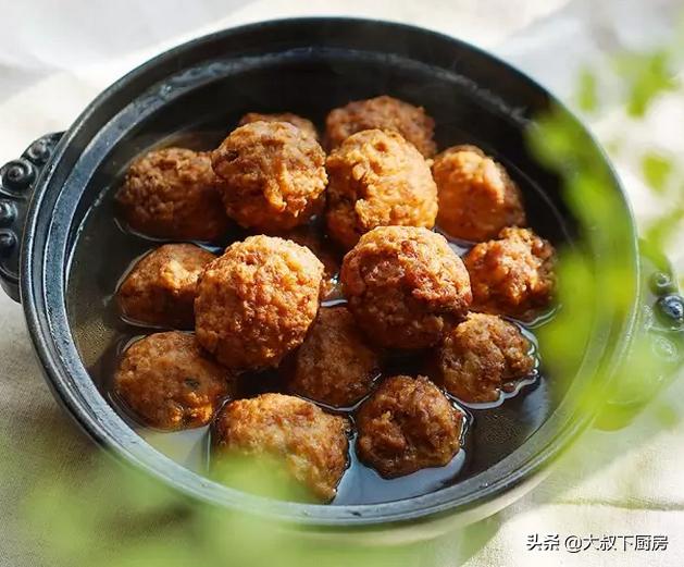 淮扬菜系的特点菜红烧狮子头,红烧狮子头荸荠淮扬菜