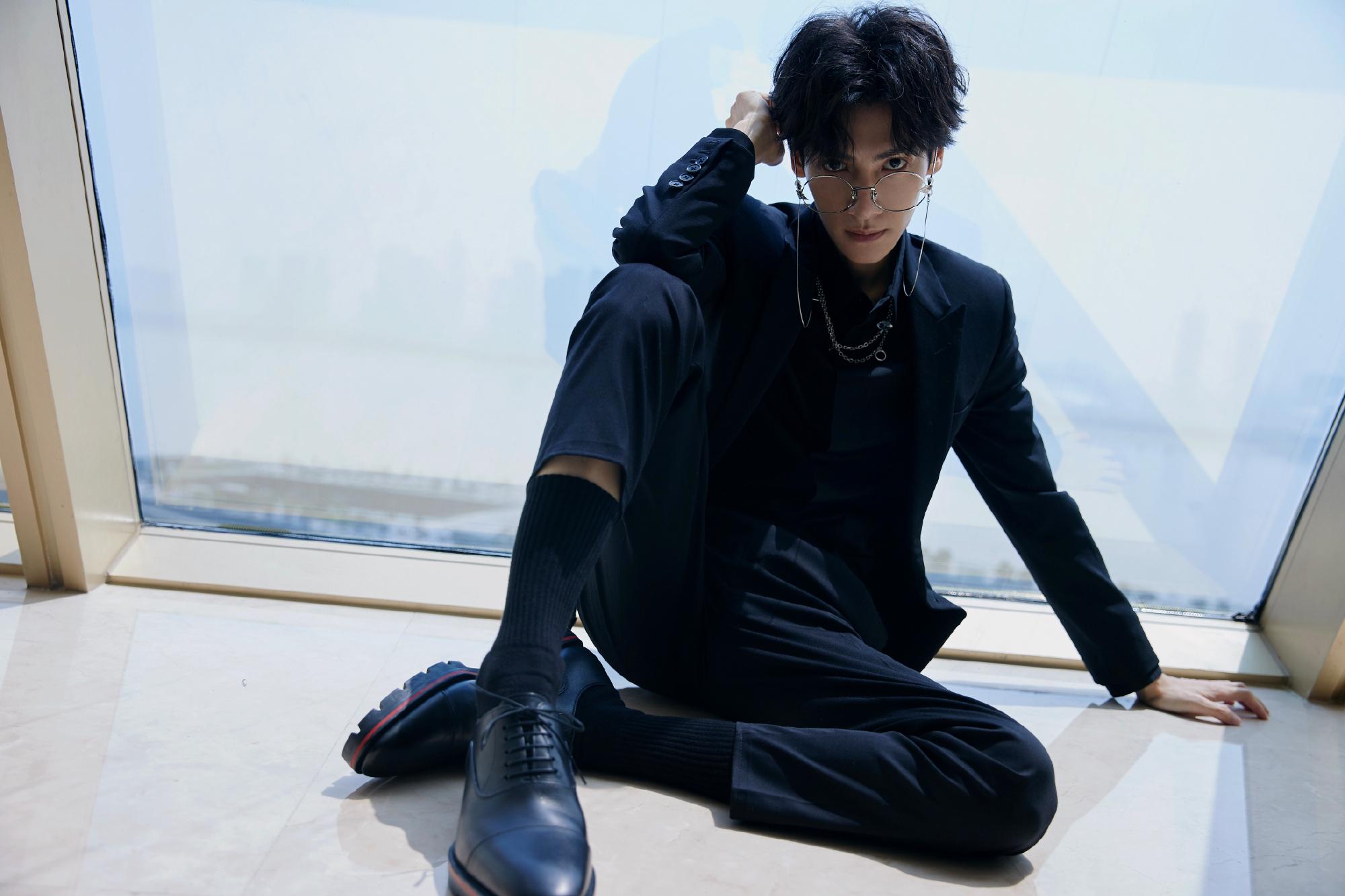 罗云熙何以笙箫默穿西装,罗云熙白衣现代古风西装