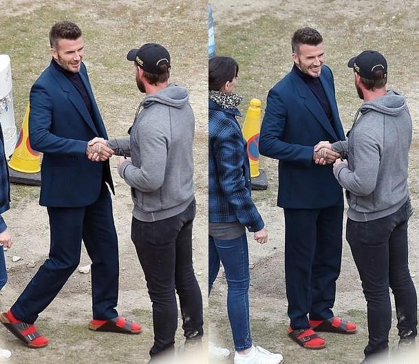 和女儿亲吻引争议，穿西装居然配拖鞋？大儿子的造型还被吐槽