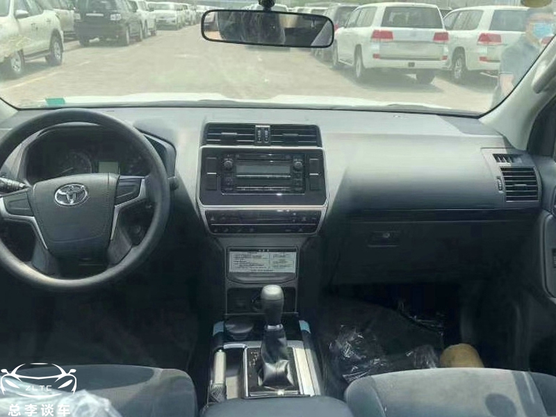 55万的丰田霸道，配置不如10万家用车，轮毂和面包车有一拼