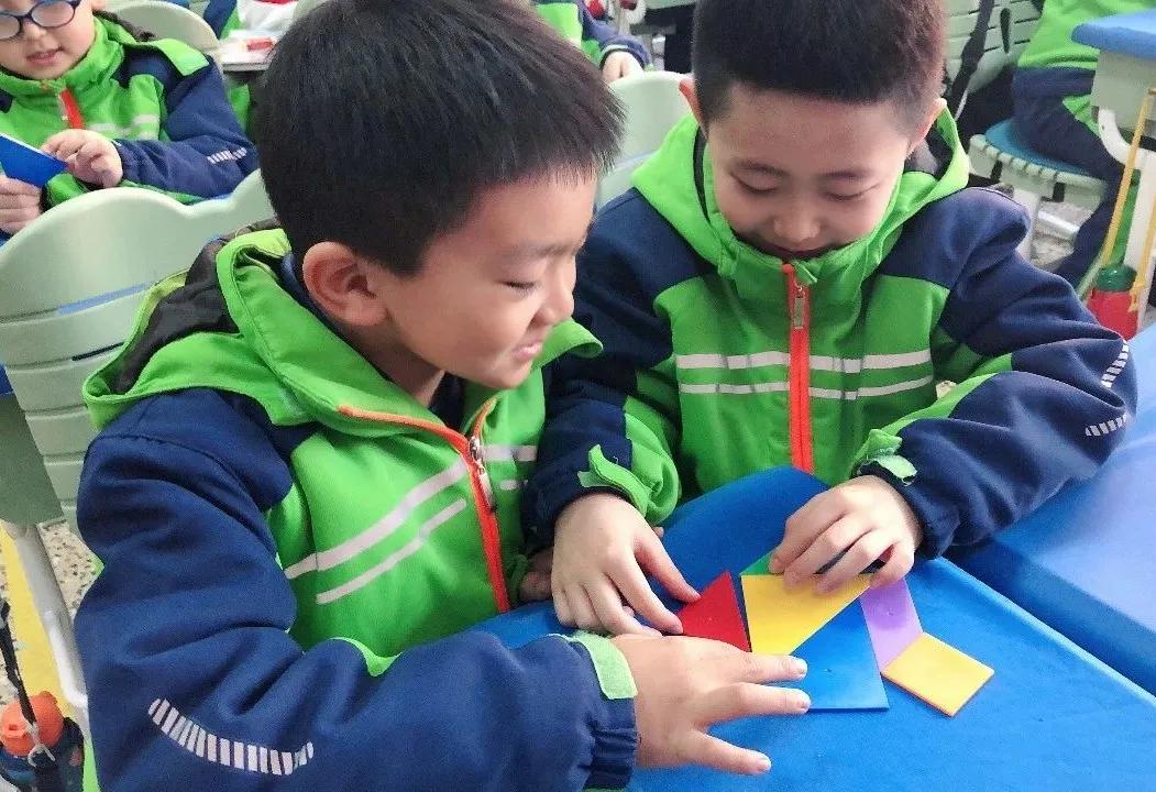【寓教于乐】敕勒川绿地小学乌兰分校一年级开展​玩转七巧板趣味拼搭活动​