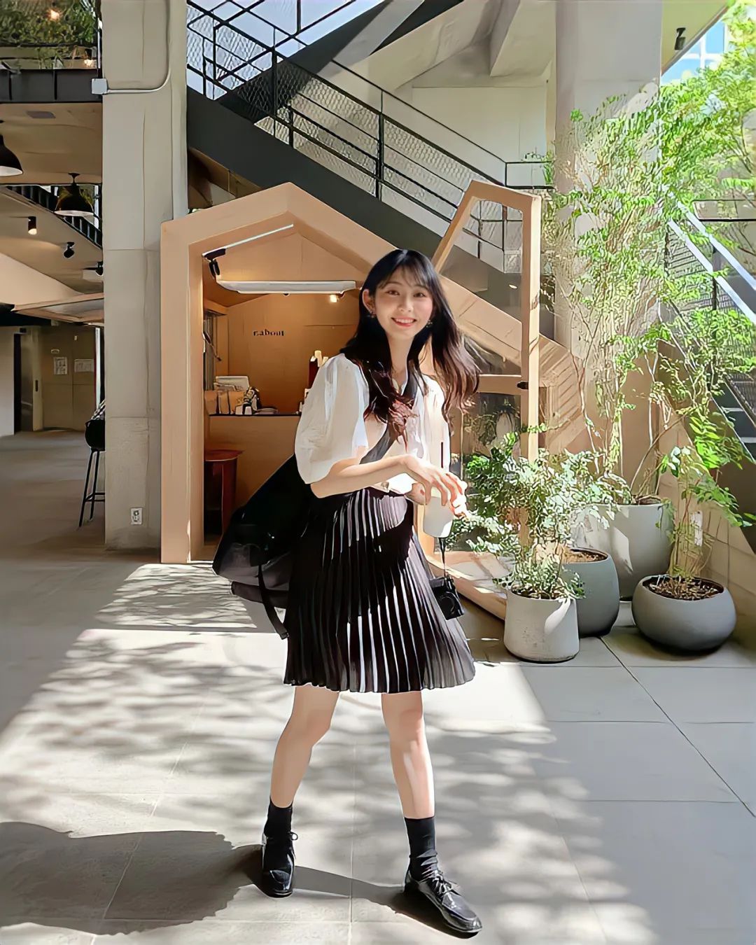 矮个子必备鞋最新款马丁靴,今年最火的中筒靴粗腿圆头马丁靴