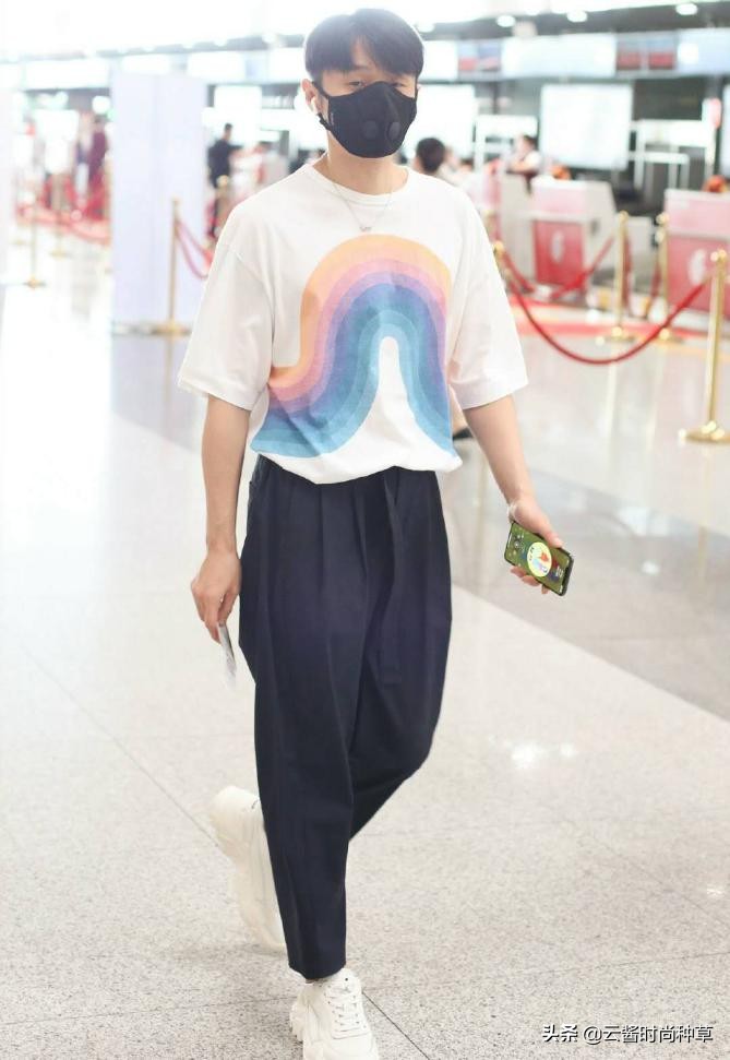 李荣浩半拉链风衣搭配,李荣浩穿搭工装裤
