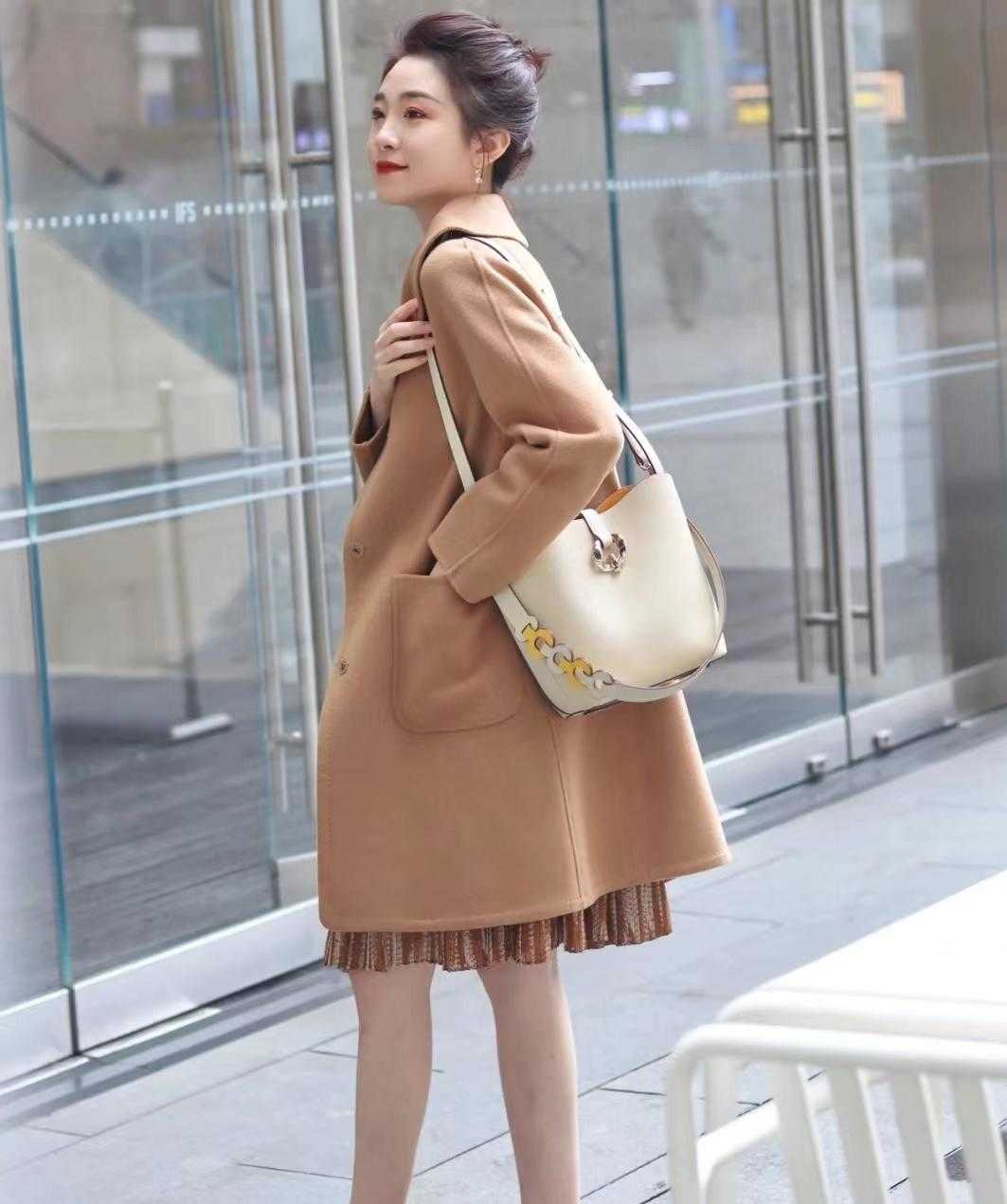 大地色呢子大衣怎么搭配,红色大衣与大地色怎么穿出高级感