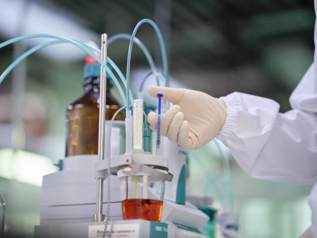 她凭什么三年做到3000亿市值，秒杀“泡泡玛特+完美日记”？